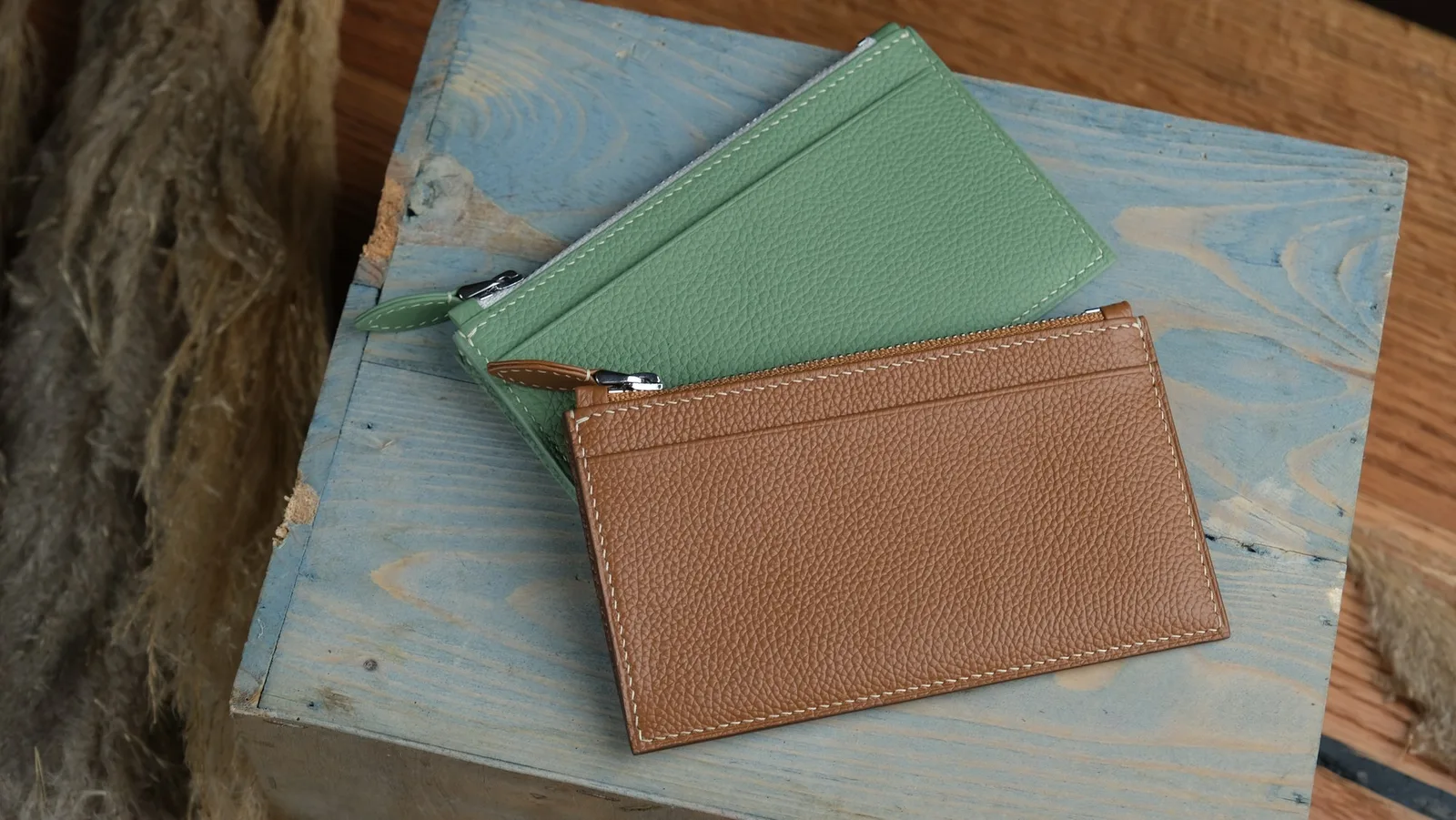 Ảnh Lifestyle Ví đựng thẻ da bò có ngăn khóa kéo phối màu - Koi Leather