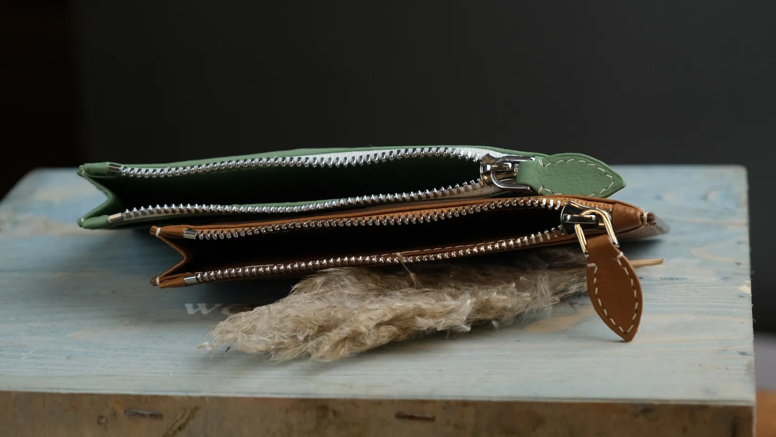 Ảnh Lifestyle Ví đựng thẻ da bò có ngăn khóa kéo phối màu - Koi Leather