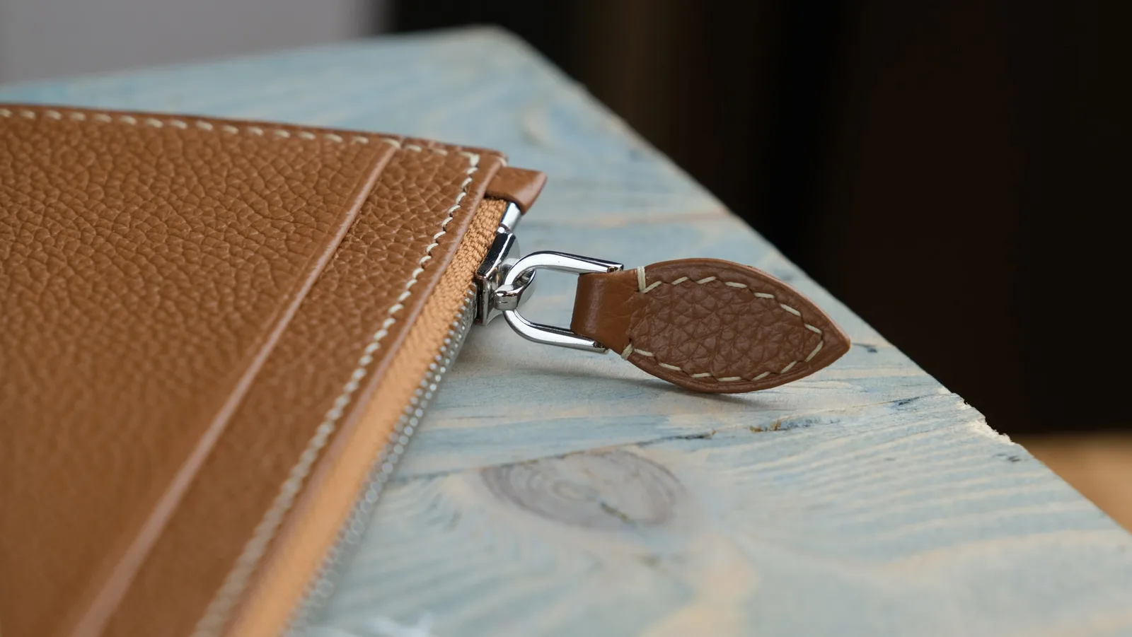Ảnh Lifestyle Ví đựng thẻ da bò có ngăn khóa kéo phối màu - Koi Leather