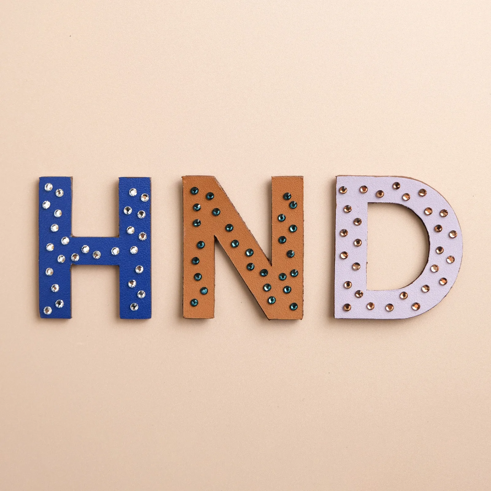 Ảnh Studio Charm chữ cái da bò đính đá trang trí - Koi Leather