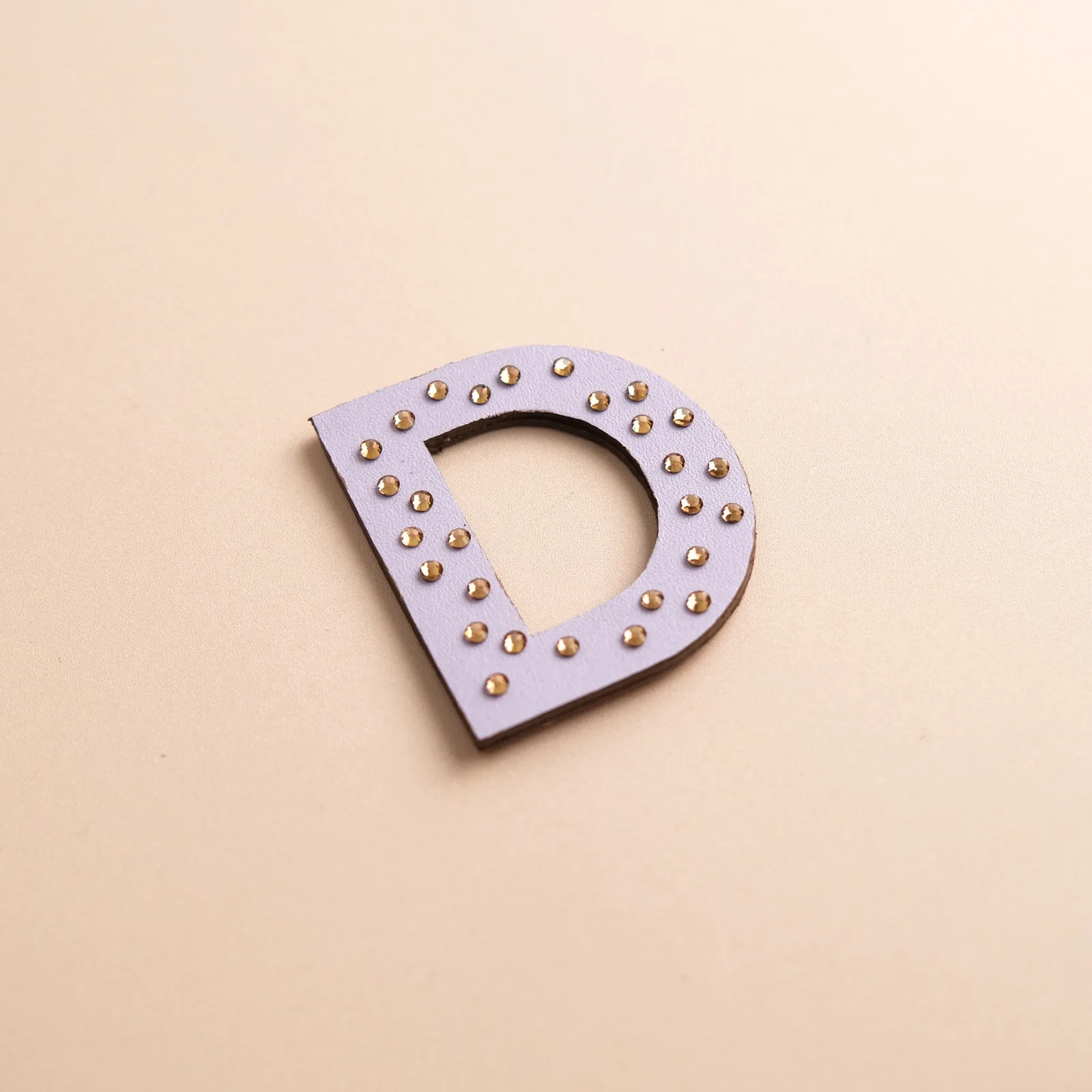 Ảnh Studio Charm chữ cái da bò đính đá trang trí - Koi Leather