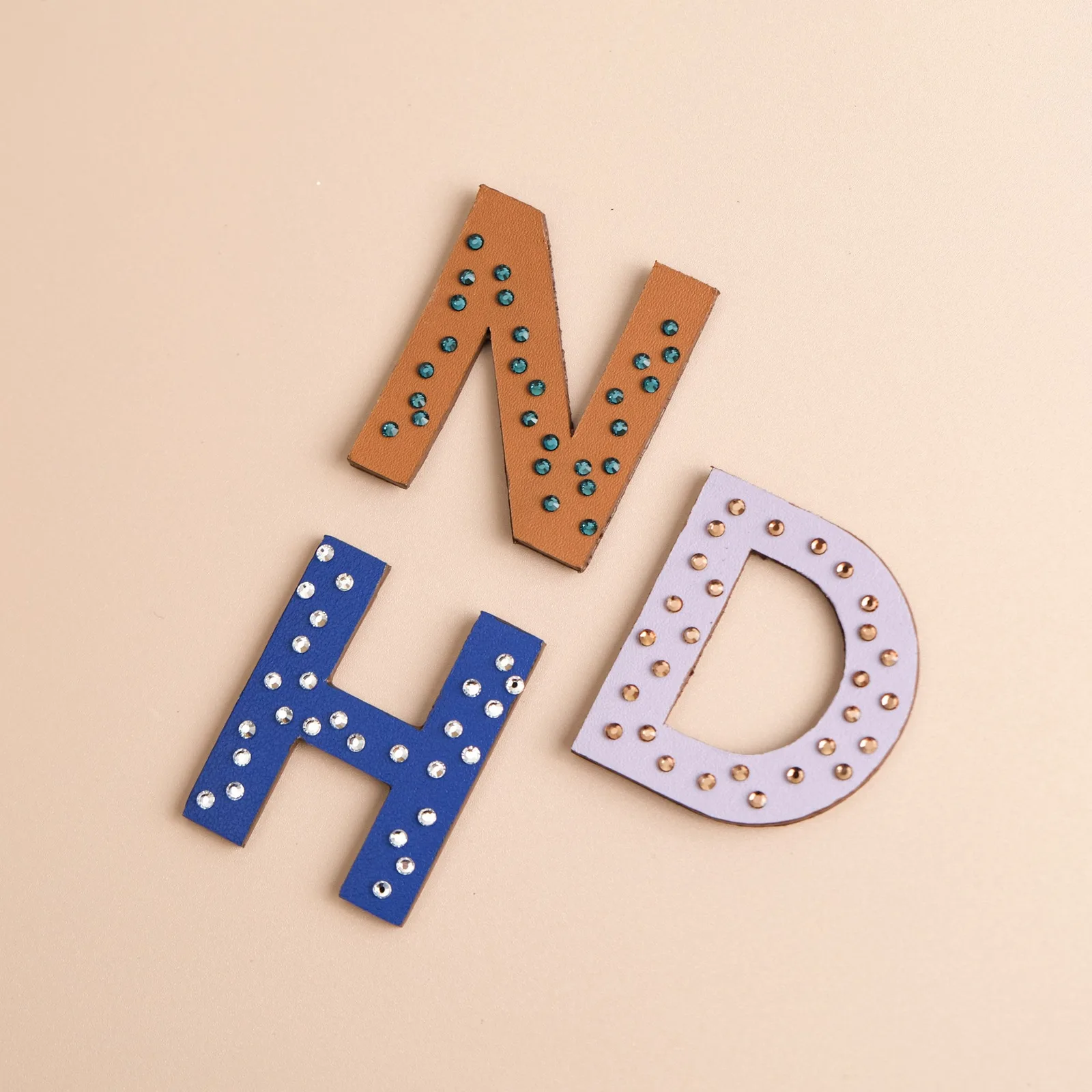 Ảnh Studio Charm chữ cái da bò đính đá trang trí - Koi Leather