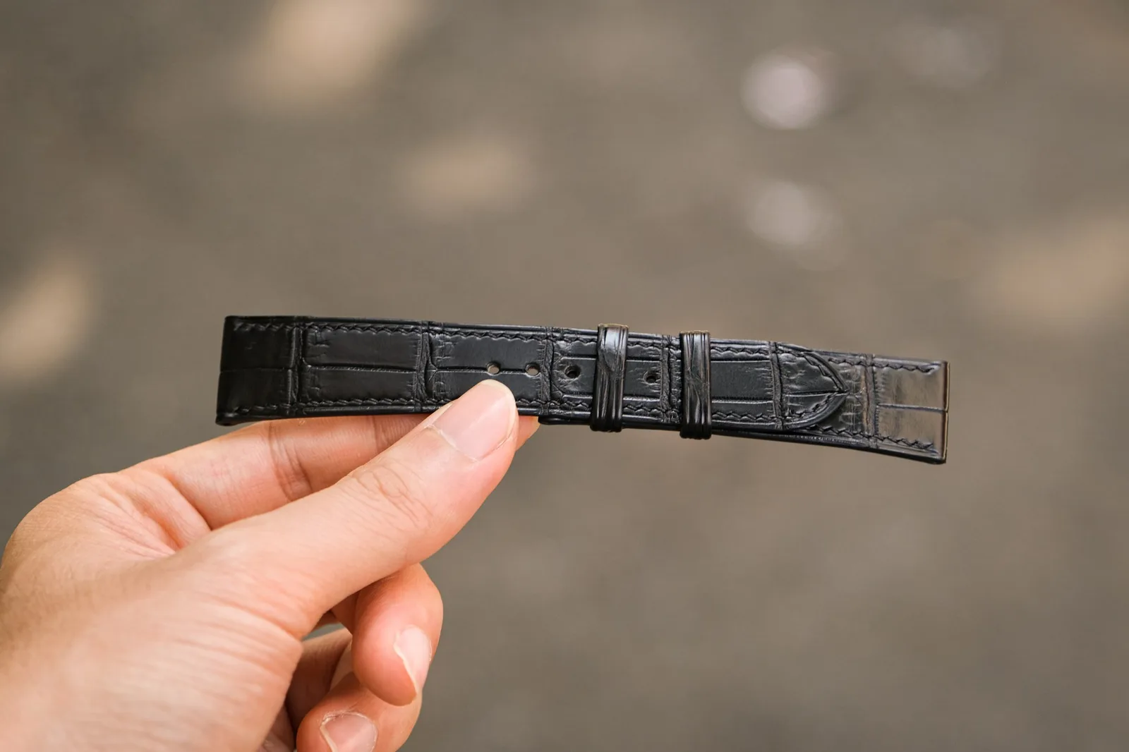 Ảnh Lifestyle Dây đồng hồ da cá sấu màu đen lót cam - Koi Leather