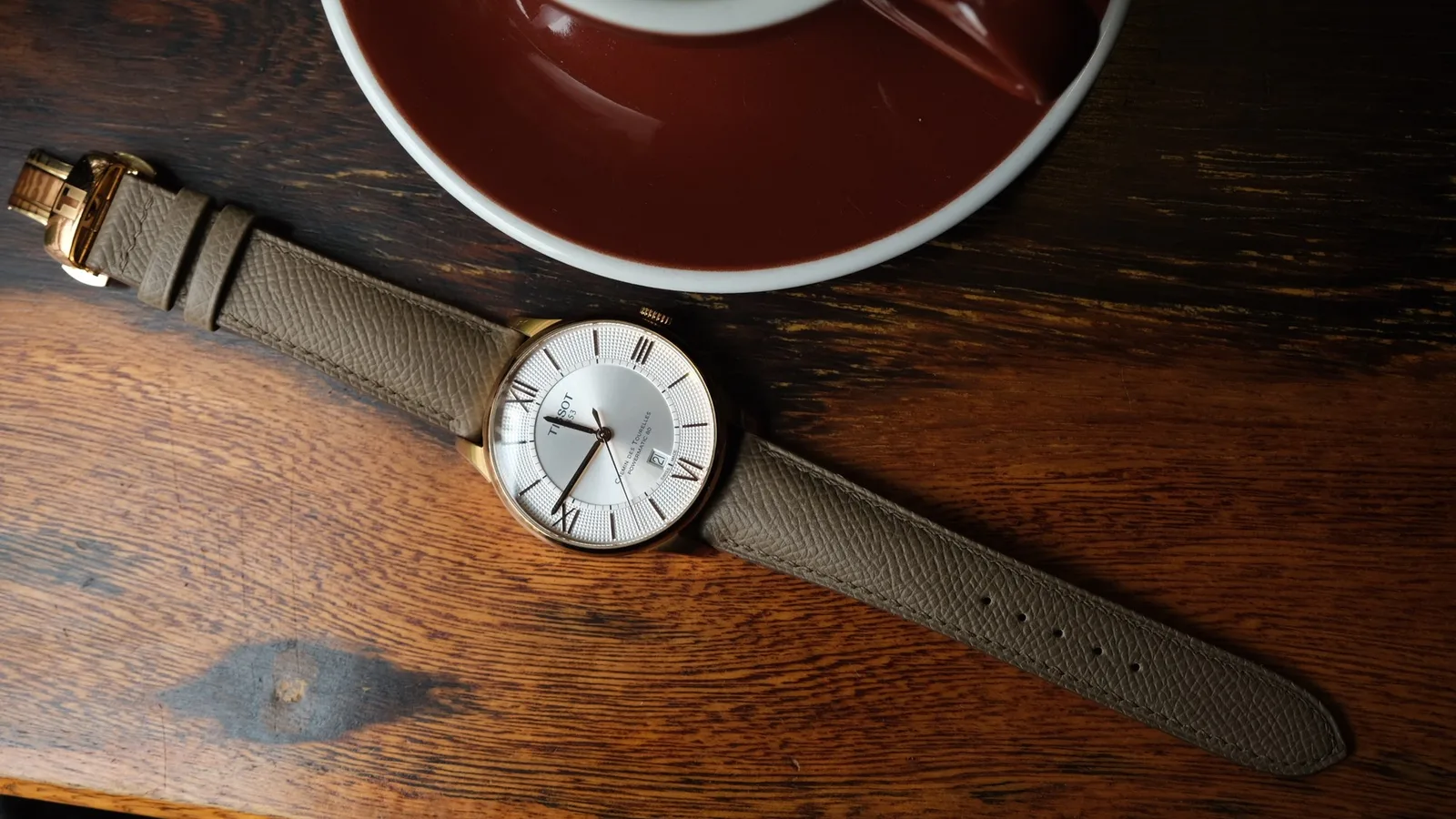 Ảnh Lifestyle Dây đồng hồ da Epsom màu Etoupe cho Tissot - Koi Leather