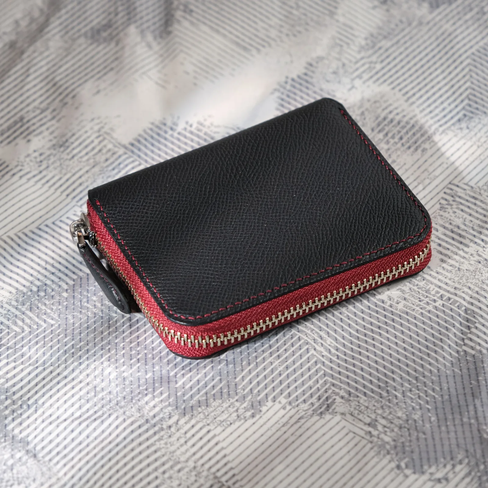 Ảnh Studio Ví zip mini khóa kéo da Epsom và da bò - Koi Leather