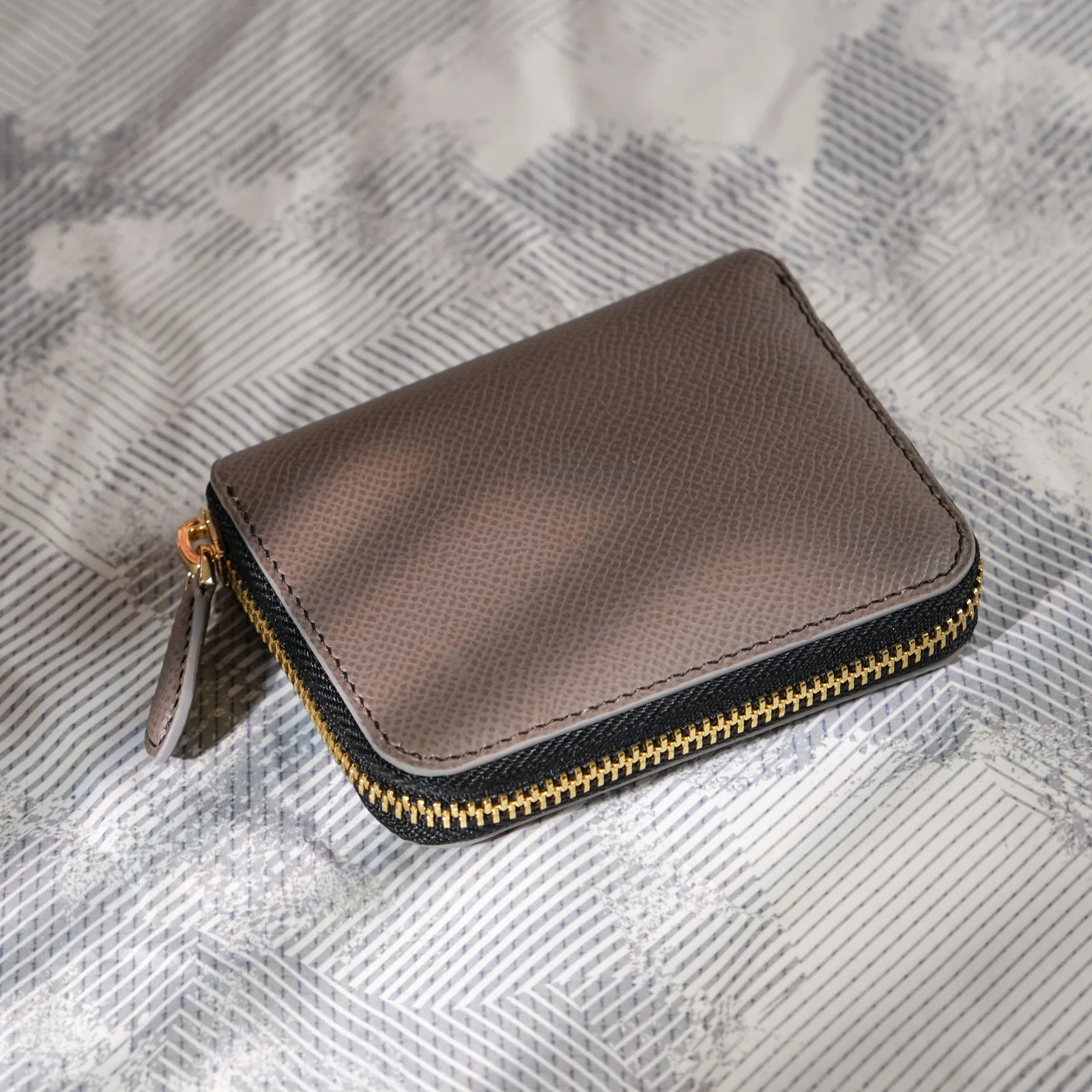 Ảnh Studio Ví zip mini khóa kéo da Epsom và da bò - Koi Leather