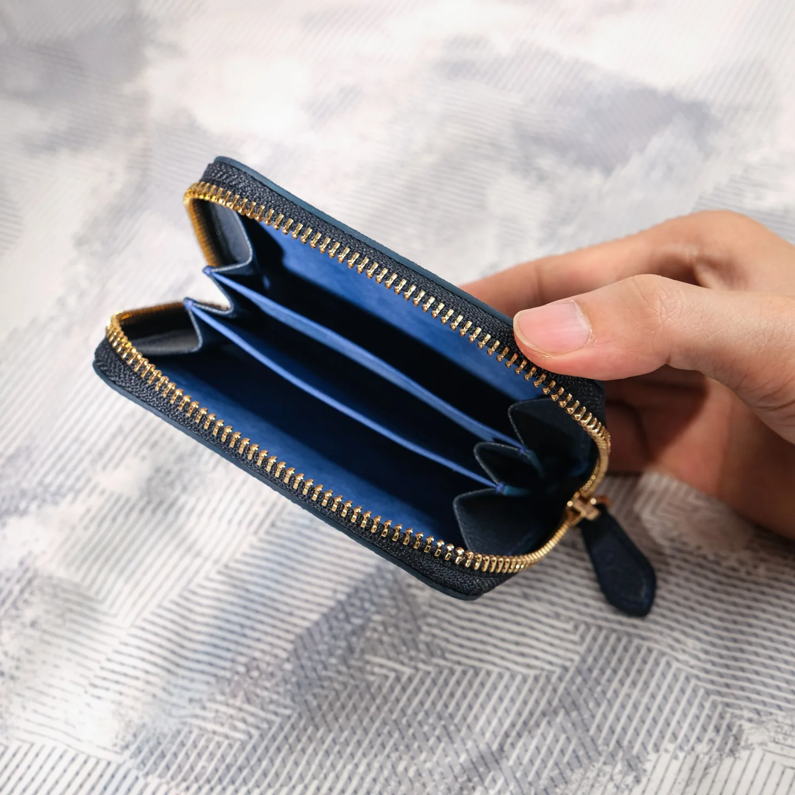 Ảnh Lifestyle Ví zip mini khóa kéo da Epsom và da bò - Koi Leather