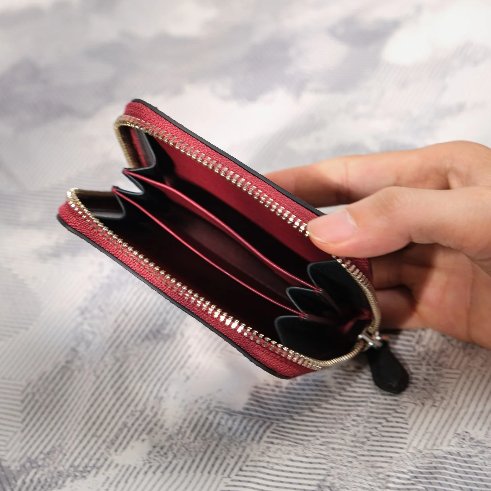 Ảnh Lifestyle Ví zip mini khóa kéo da Epsom và da bò - Koi Leather