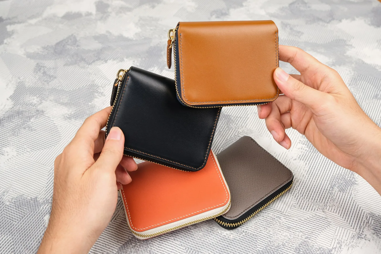 Ảnh Lifestyle Ví zip mini khóa kéo da Epsom và da bò - Koi Leather