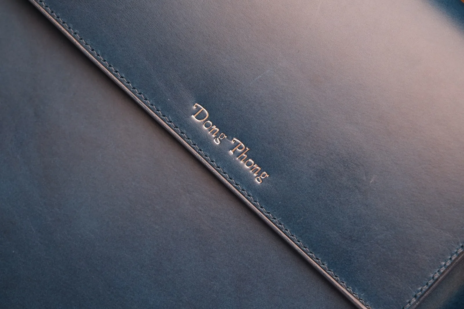 Ảnh Ví da bò dáng dài nắp gập màu xanh navy - Koi Leather