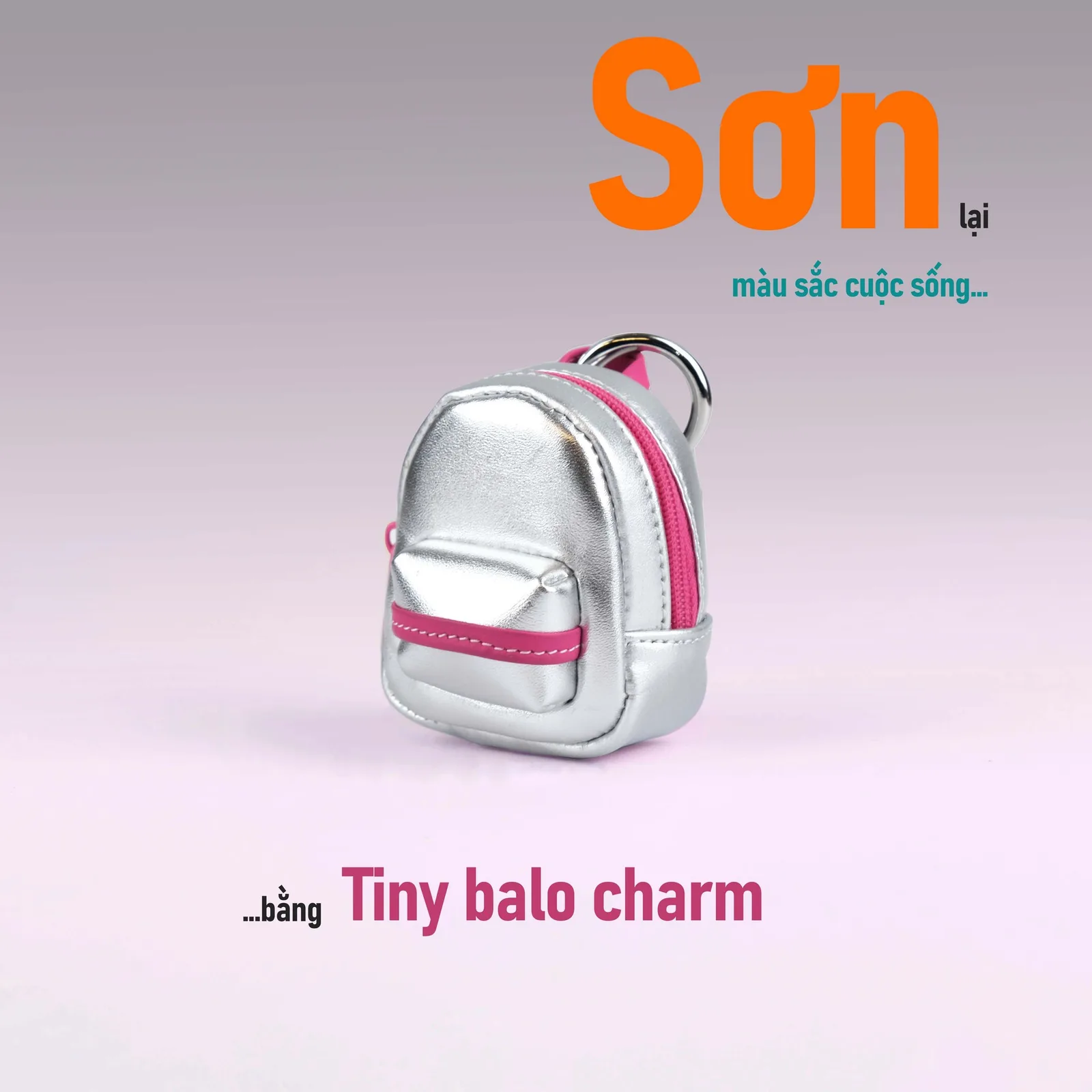Ảnh Studio Charm đeo túi dáng balo mini da bò ánh bạc - Koi Leather