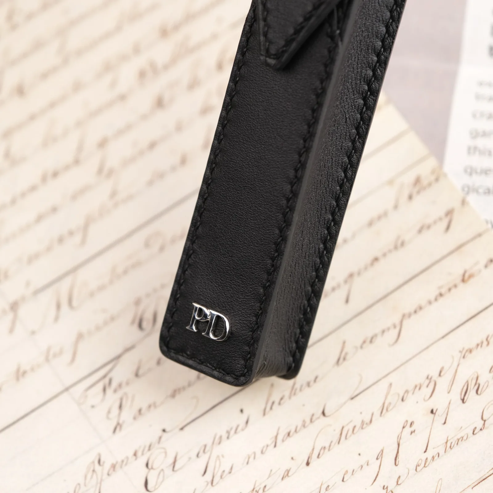 Ảnh Hộp bút da màu đen nắp gài 1 cây - Koi Leather