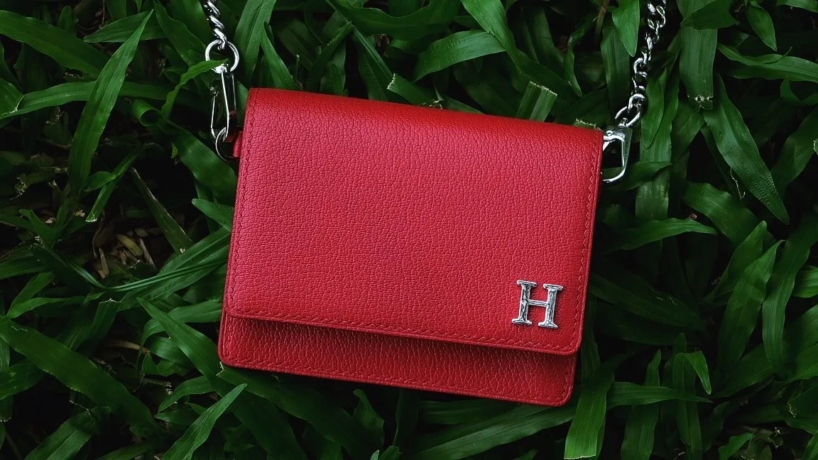 Ảnh Lifestyle Ví nữ dáng WOC da dê Alran màu đỏ kèm dây xích - Koi Leather