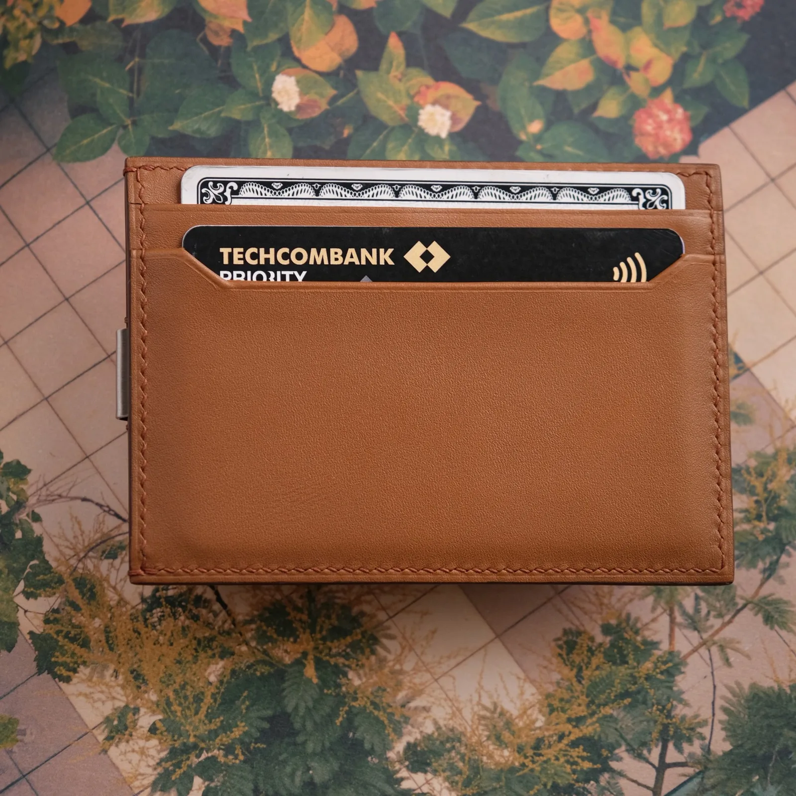 Ảnh Studio Ví đựng thẻ Uptown da bò kèm kẹp tiền - Koi Leather