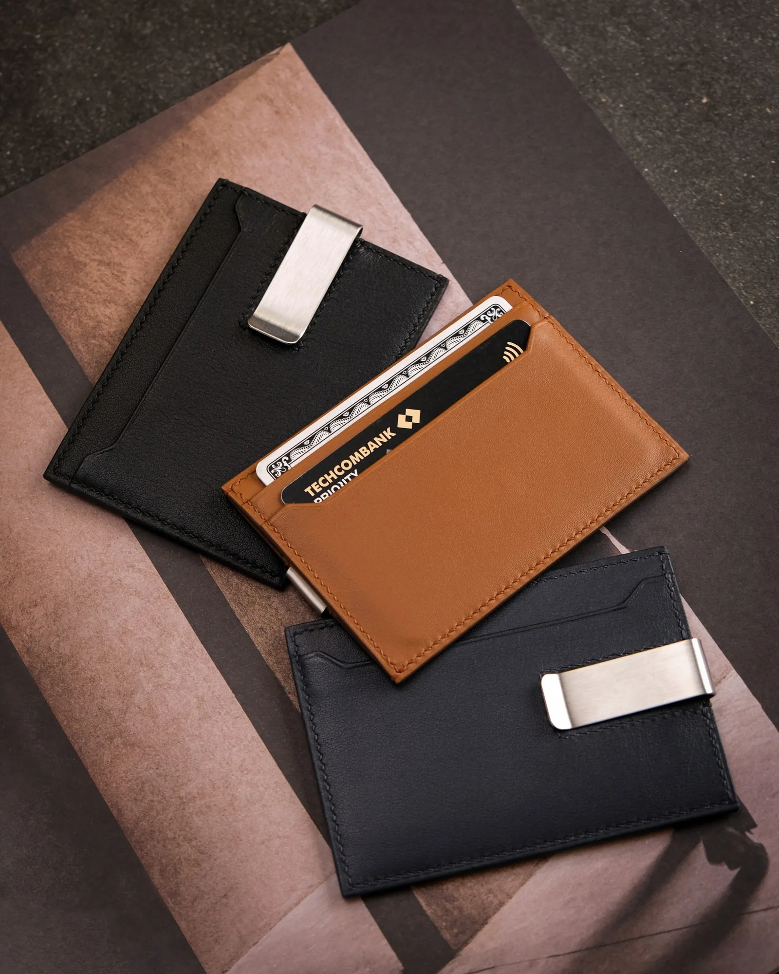 Ảnh Studio Ví đựng thẻ Uptown da bò kèm kẹp tiền - Koi Leather