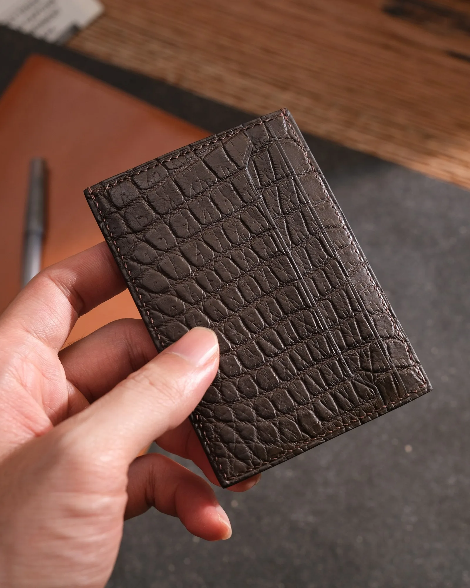 Ảnh Lifestyle Ví đựng thẻ Uptown da bò kèm kẹp tiền - Koi Leather