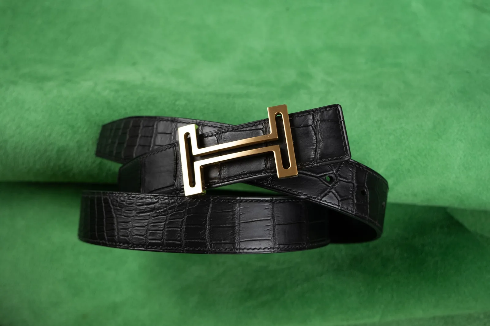 Ảnh Studio Dây thắt lưng da cá sấu màu đen khóa cài kim loại - Koi Leather