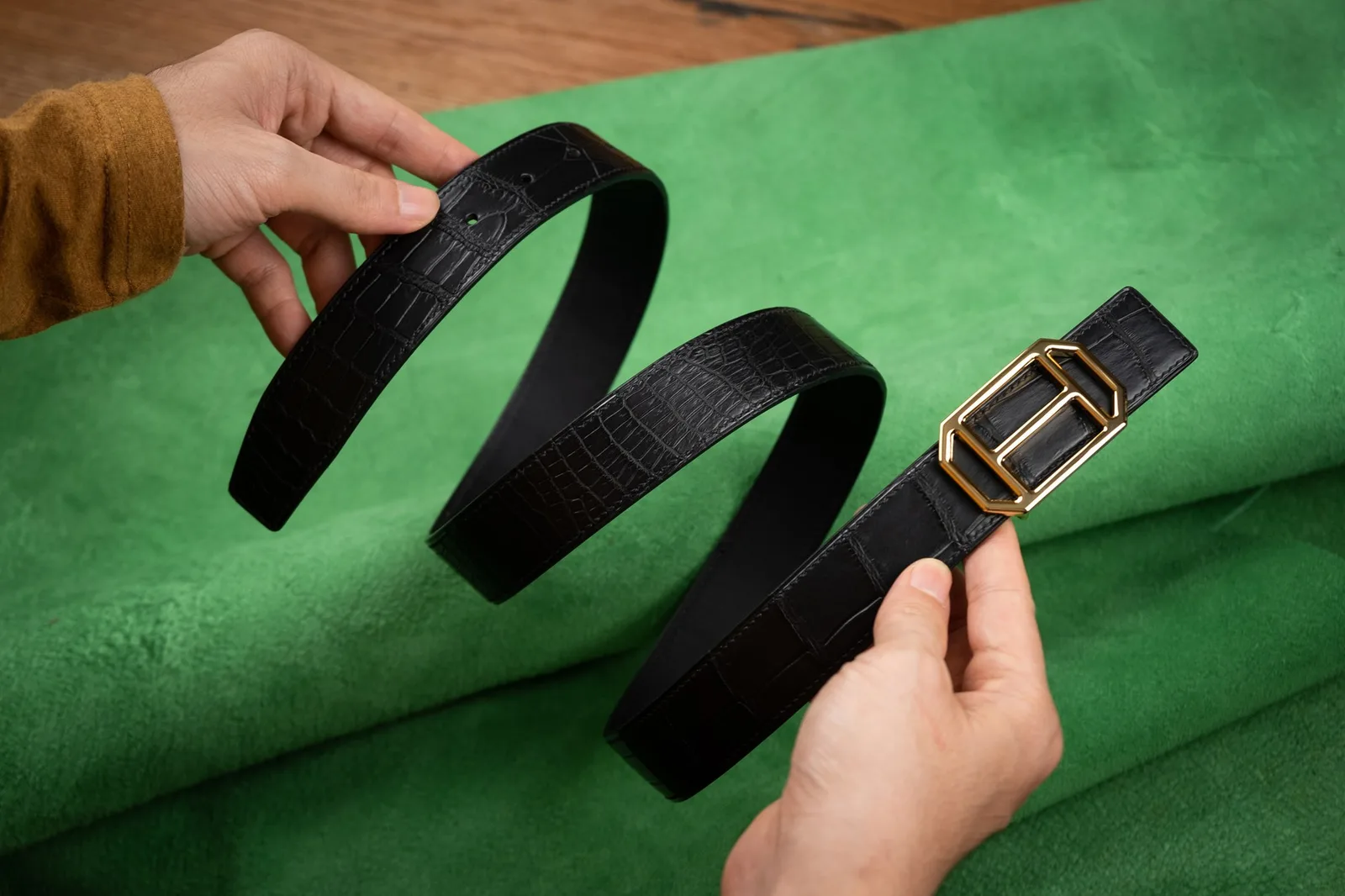 Ảnh Lifestyle Dây thắt lưng da cá sấu màu đen khóa cài kim loại - Koi Leather