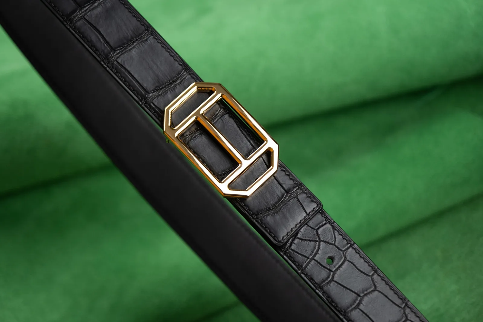 Ảnh Studio Dây thắt lưng da cá sấu màu đen khóa cài kim loại - Koi Leather