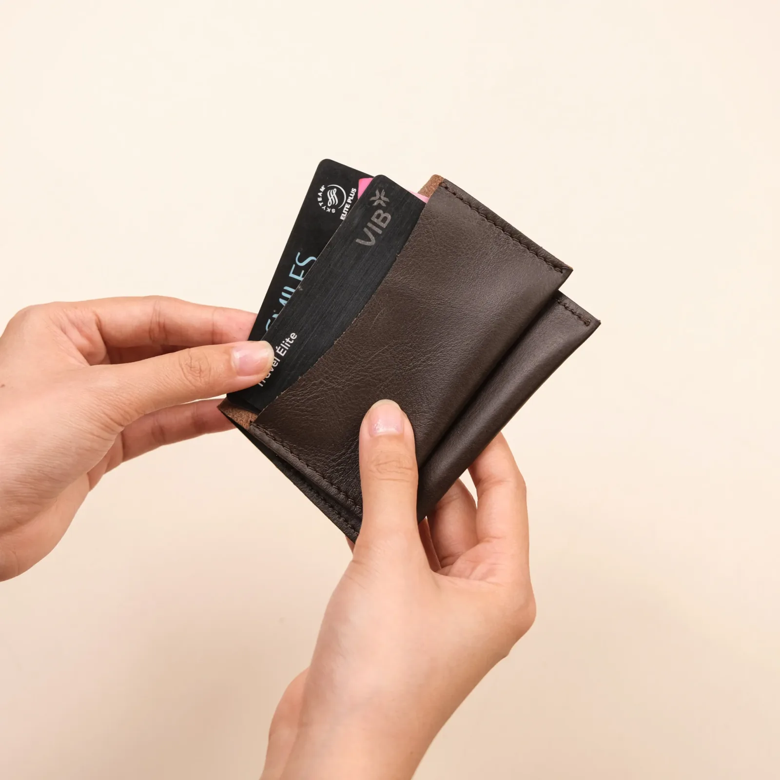 Ảnh Studio Combo ví card holder và passport - KOI Leather