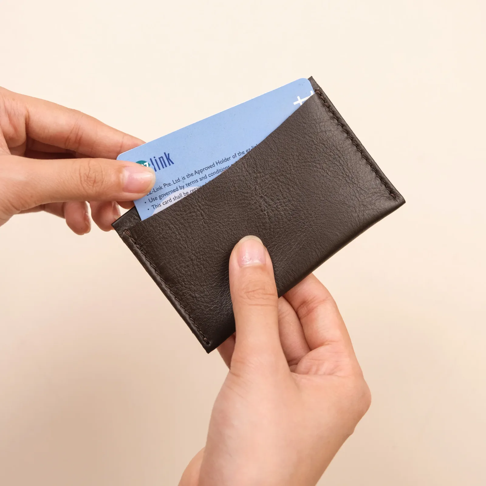 Ảnh Studio Combo ví card holder và passport - KOI Leather