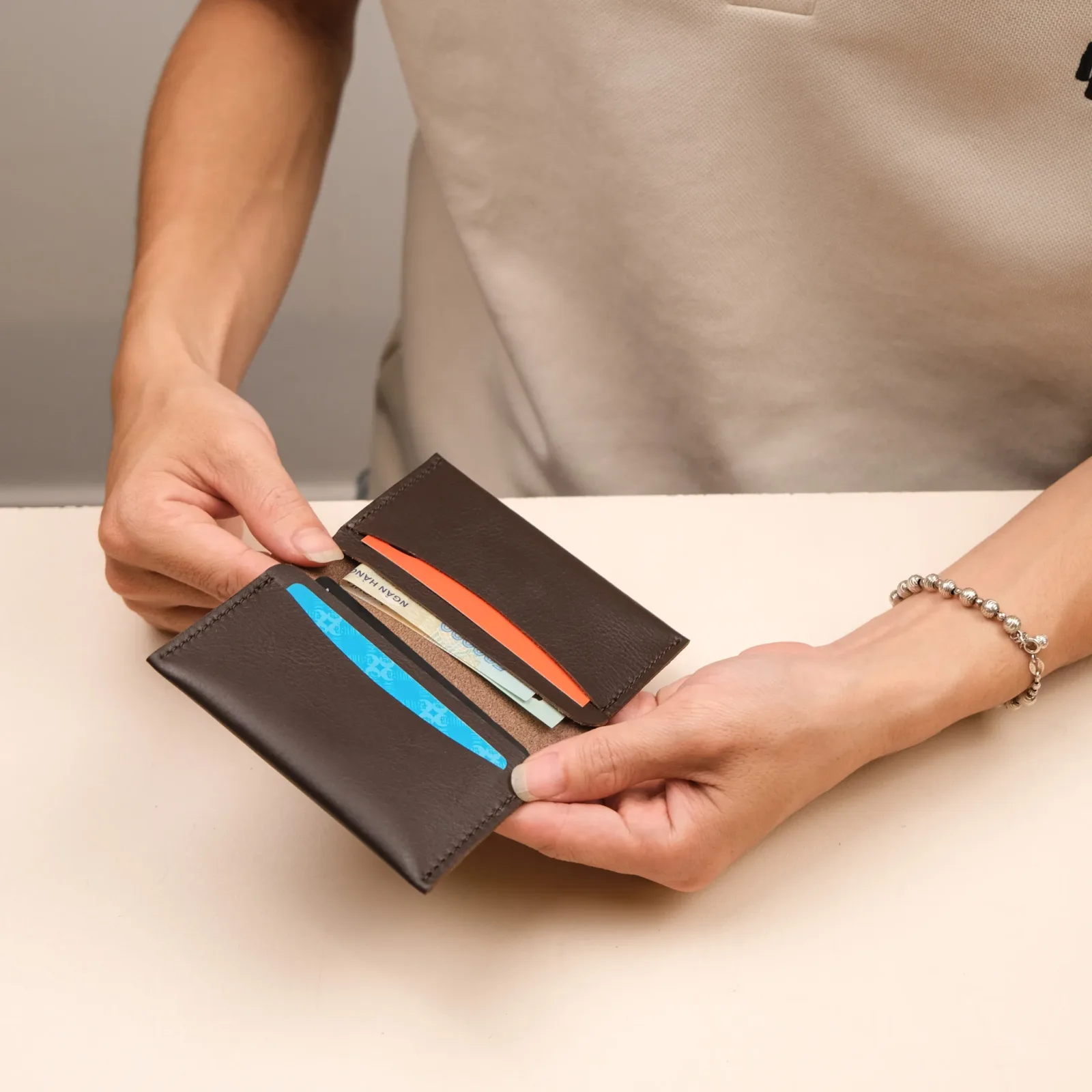 Ảnh Studio Combo ví card holder và passport - KOI Leather