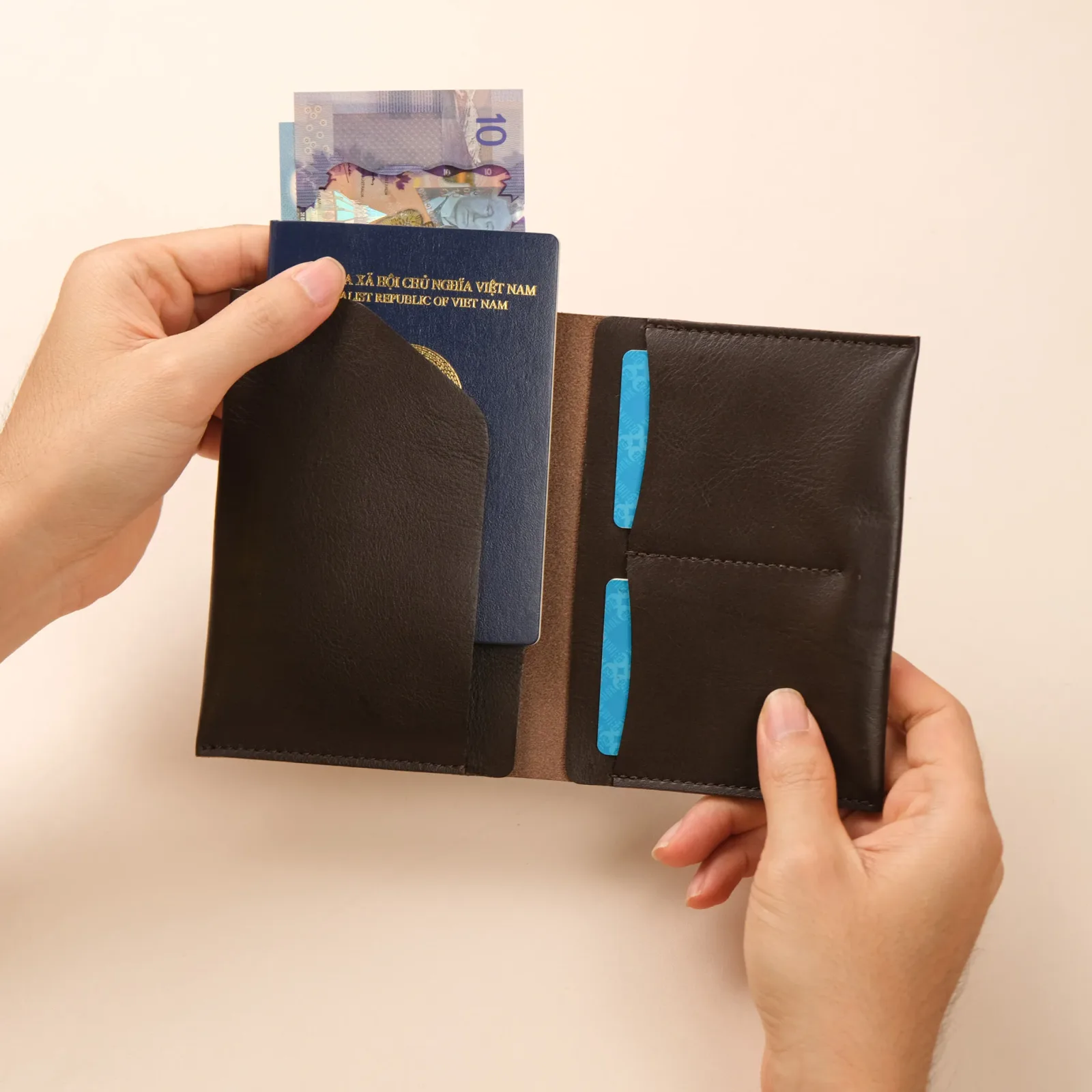 Ảnh Studio Combo ví card holder và passport - KOI Leather