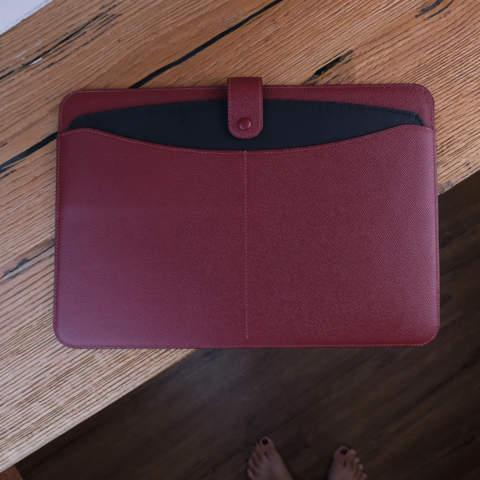 Ảnh Studio Bao da iPad Macbook da Epsom đỏ mận quai cài bấm - Koi Leather