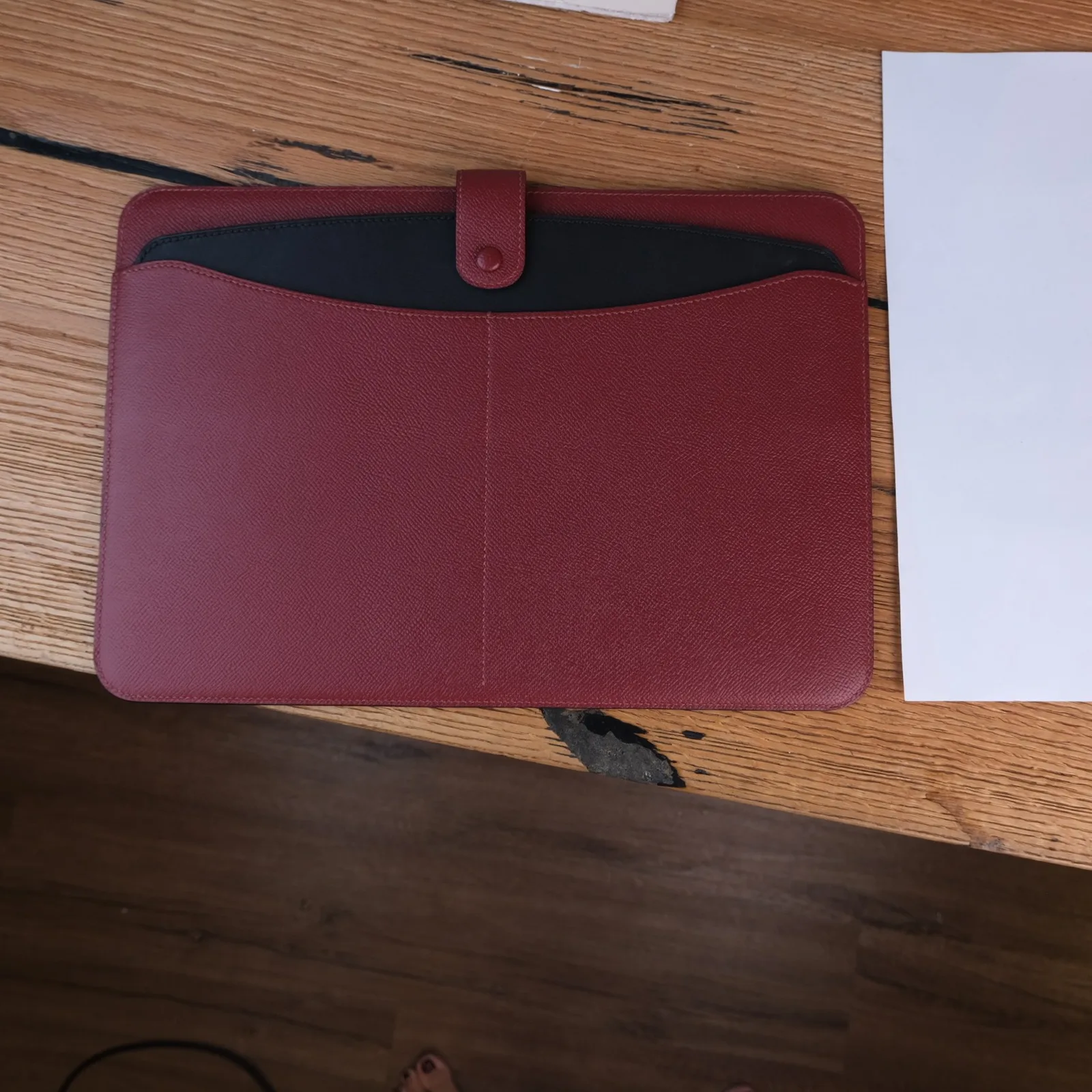 Ảnh Studio Bao da iPad Macbook da Epsom đỏ mận quai cài bấm - Koi Leather