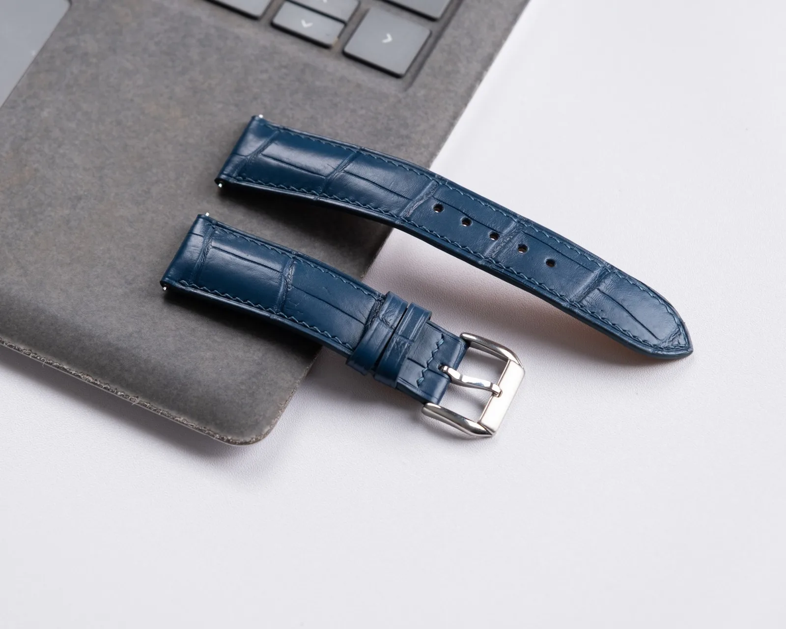 Ảnh Studio Dây đồng hồ da cá sấu màu xanh navy - Koi Leather