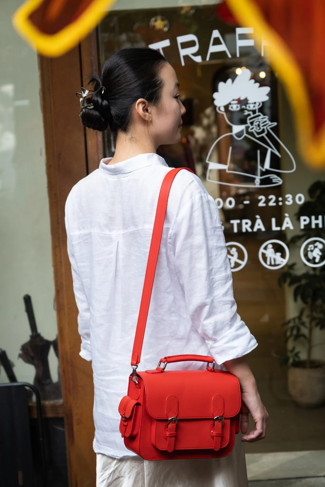Ảnh Lifestyle Túi satchel da màu đỏ quai đeo chéo - Koi Leather