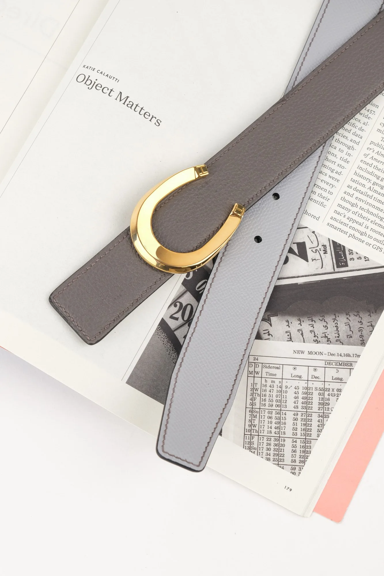 Ảnh Lifestyle Dây thắt lưng da Togo và Epsom hai mặt khoá móng ngựa - Koi Leather
