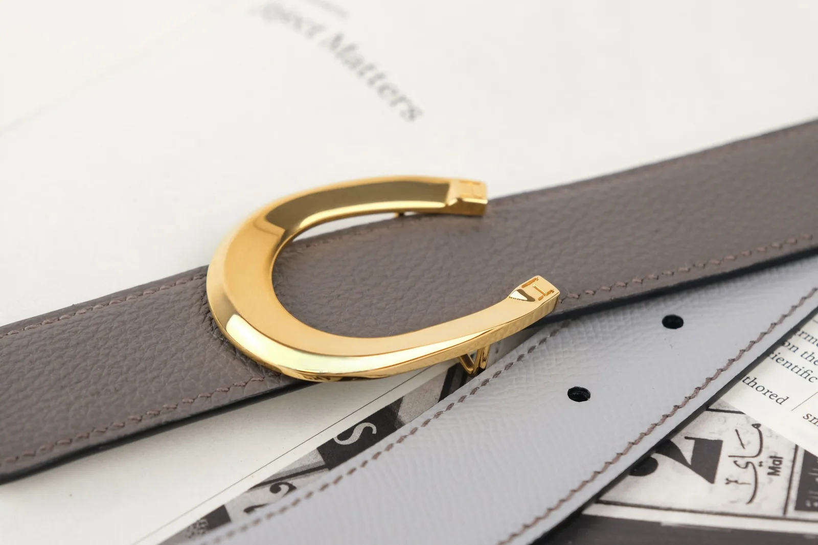 Ảnh Studio Dây thắt lưng da Togo và Epsom hai mặt khoá móng ngựa - Koi Leather