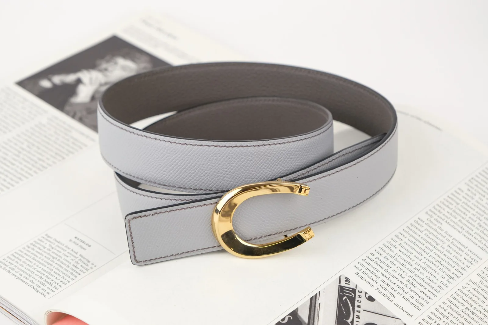 Ảnh Lifestyle Dây thắt lưng da Togo và Epsom hai mặt khoá móng ngựa - Koi Leather