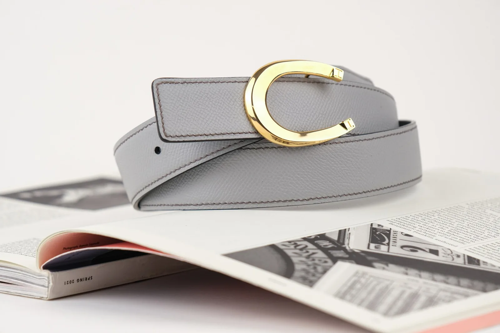 Ảnh Lifestyle Dây thắt lưng da Togo và Epsom hai mặt khoá móng ngựa - Koi Leather