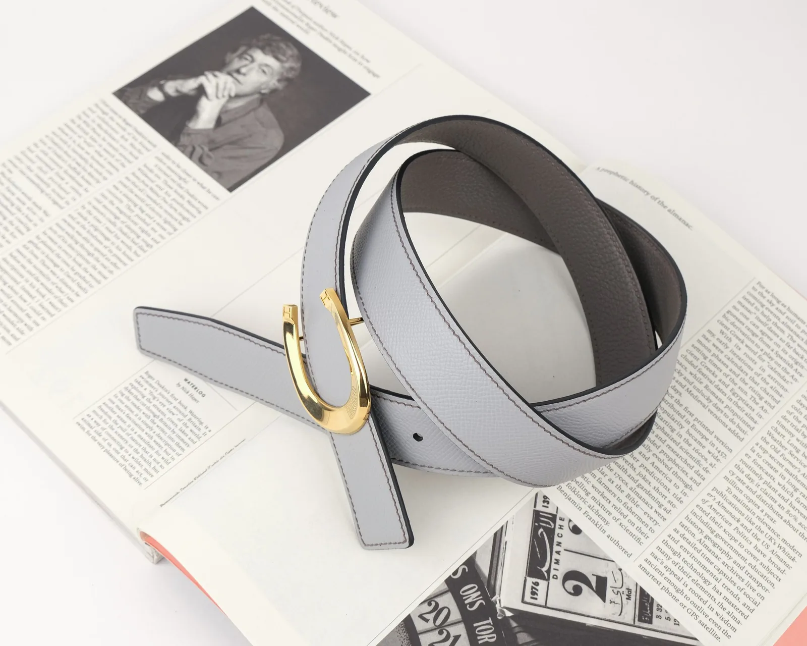 Ảnh Lifestyle Dây thắt lưng da Togo và Epsom hai mặt khoá móng ngựa - Koi Leather