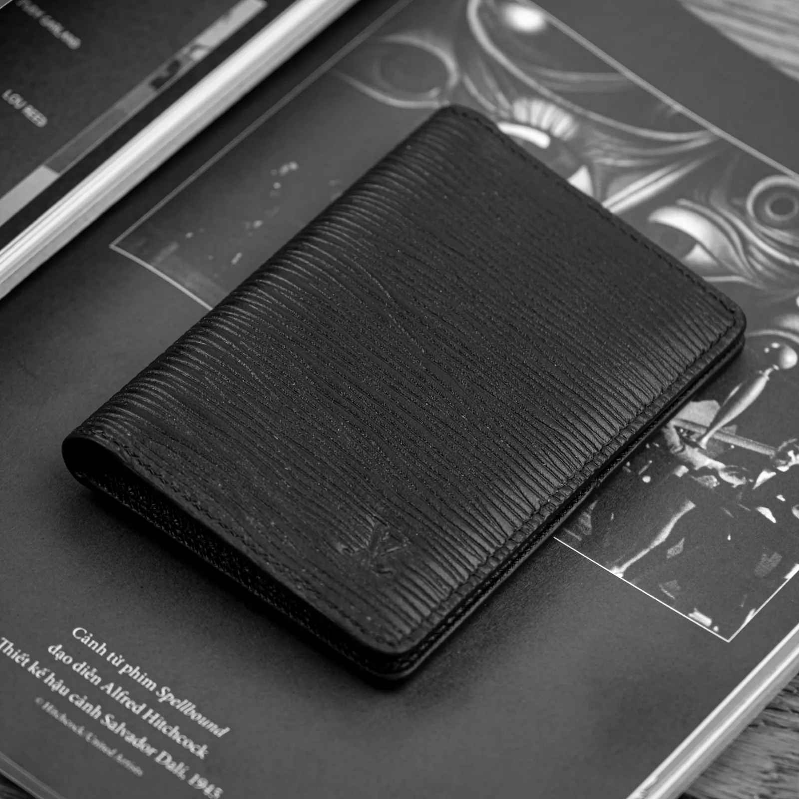 Ảnh Studio Ví thẻ dáng gập đôi da bò vân sóng màu đen - Koi Leather