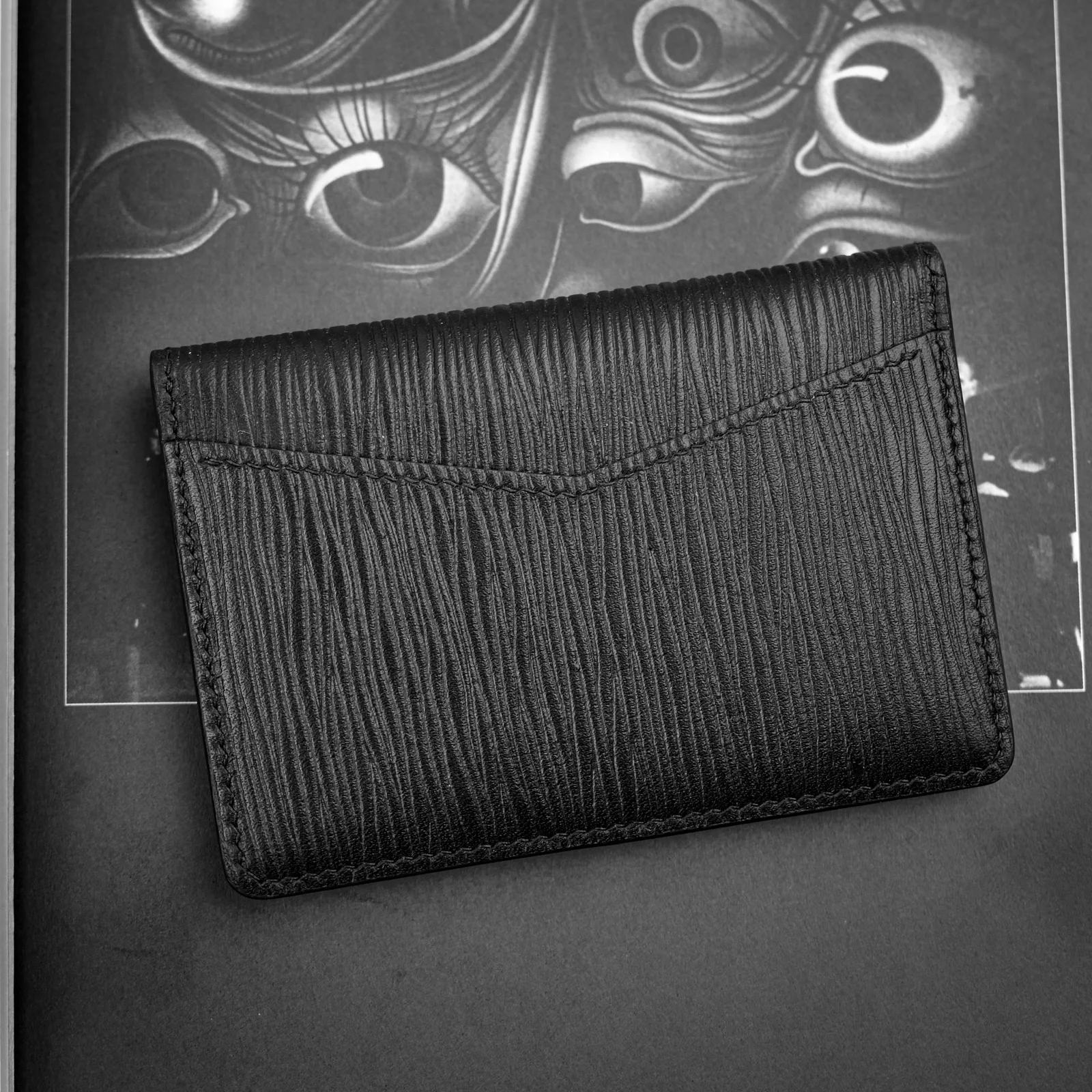 Ảnh Studio Ví thẻ dáng gập đôi da bò vân sóng màu đen - Koi Leather