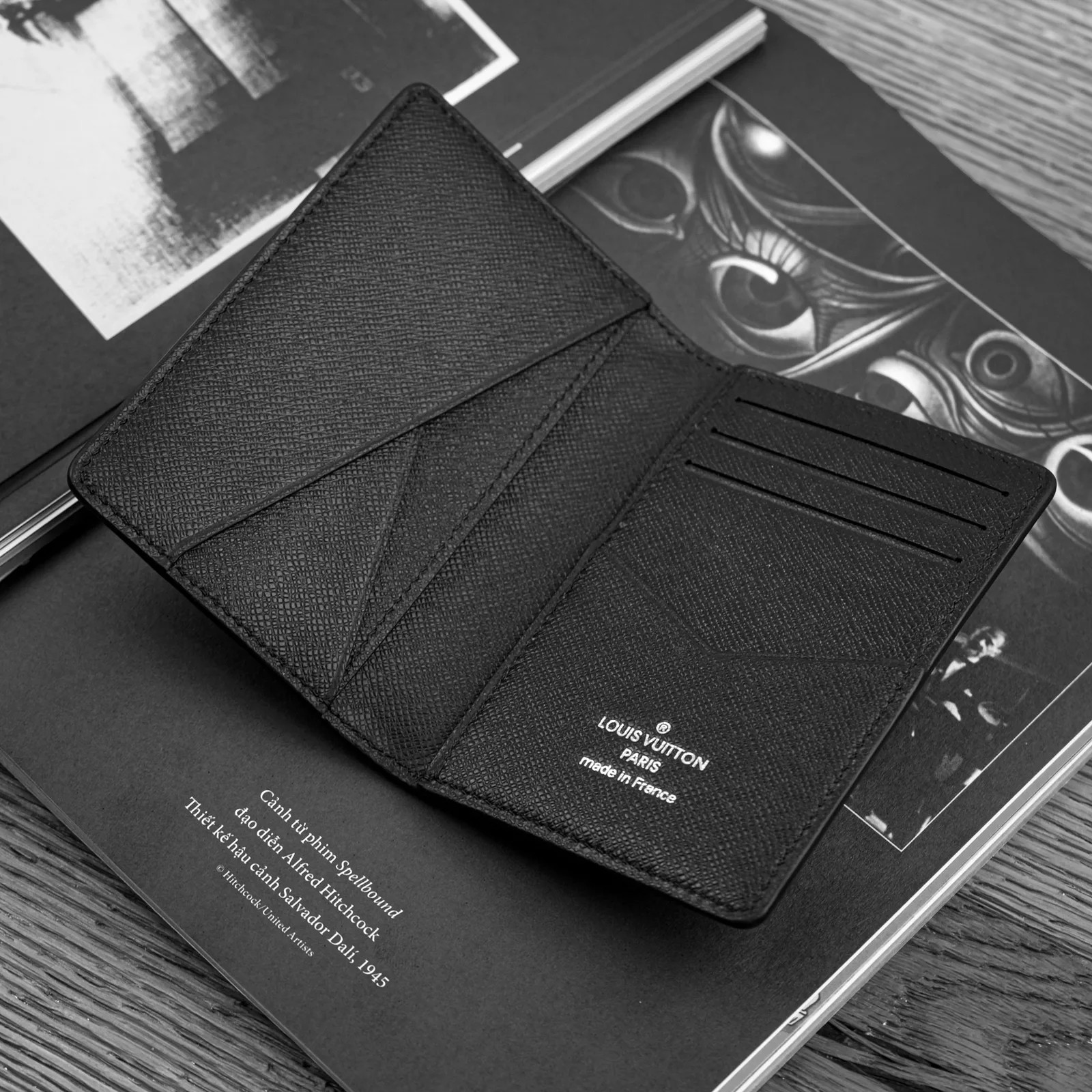 Ảnh Studio Ví thẻ dáng gập đôi da bò vân sóng màu đen - Koi Leather