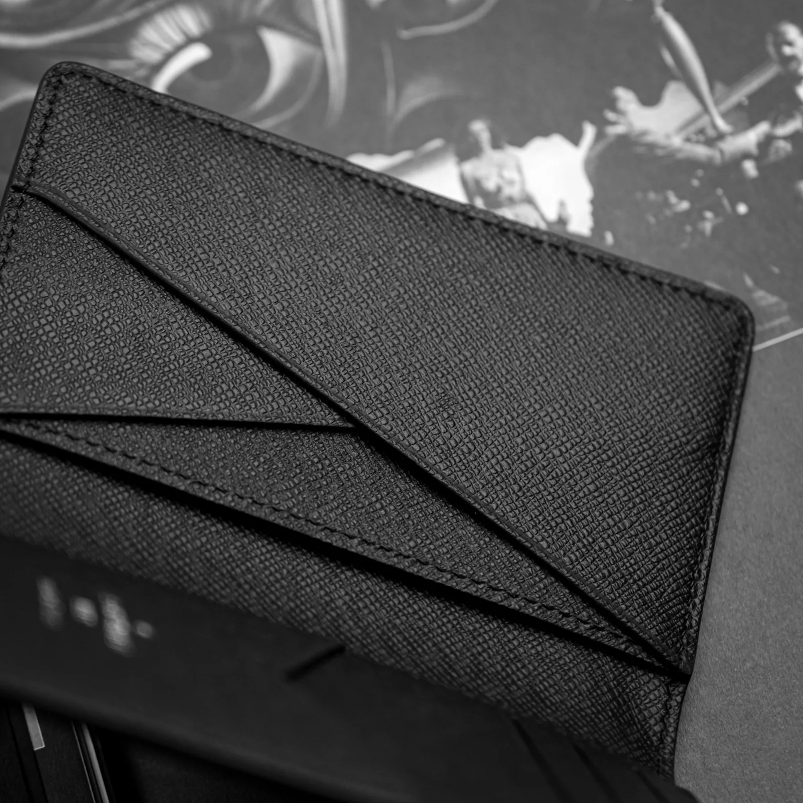 Ảnh Studio Ví thẻ dáng gập đôi da bò vân sóng màu đen - Koi Leather