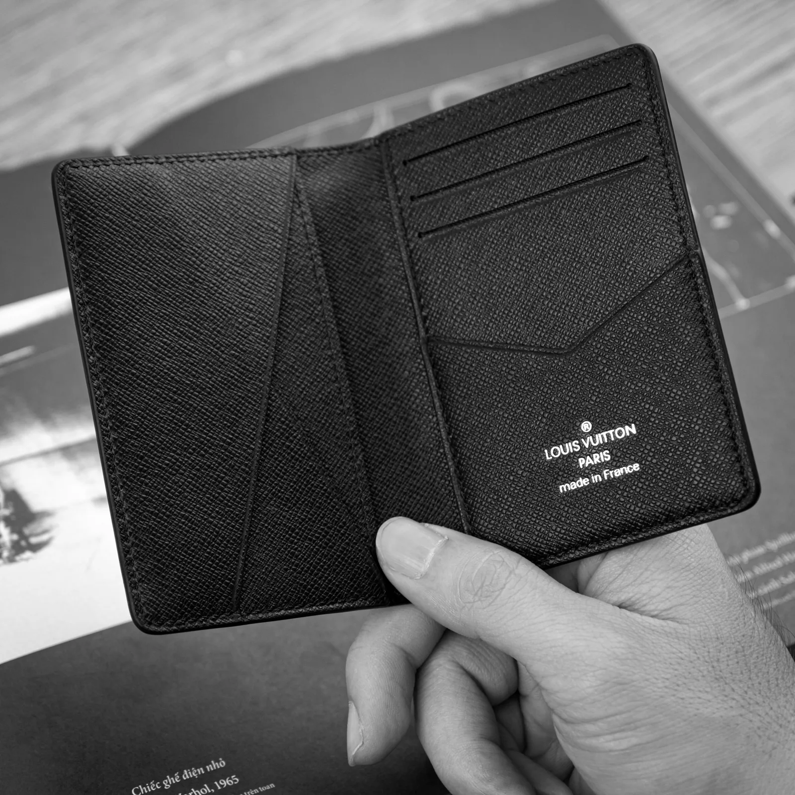 Ảnh Lifestyle Ví thẻ dáng gập đôi da bò vân sóng màu đen - Koi Leather