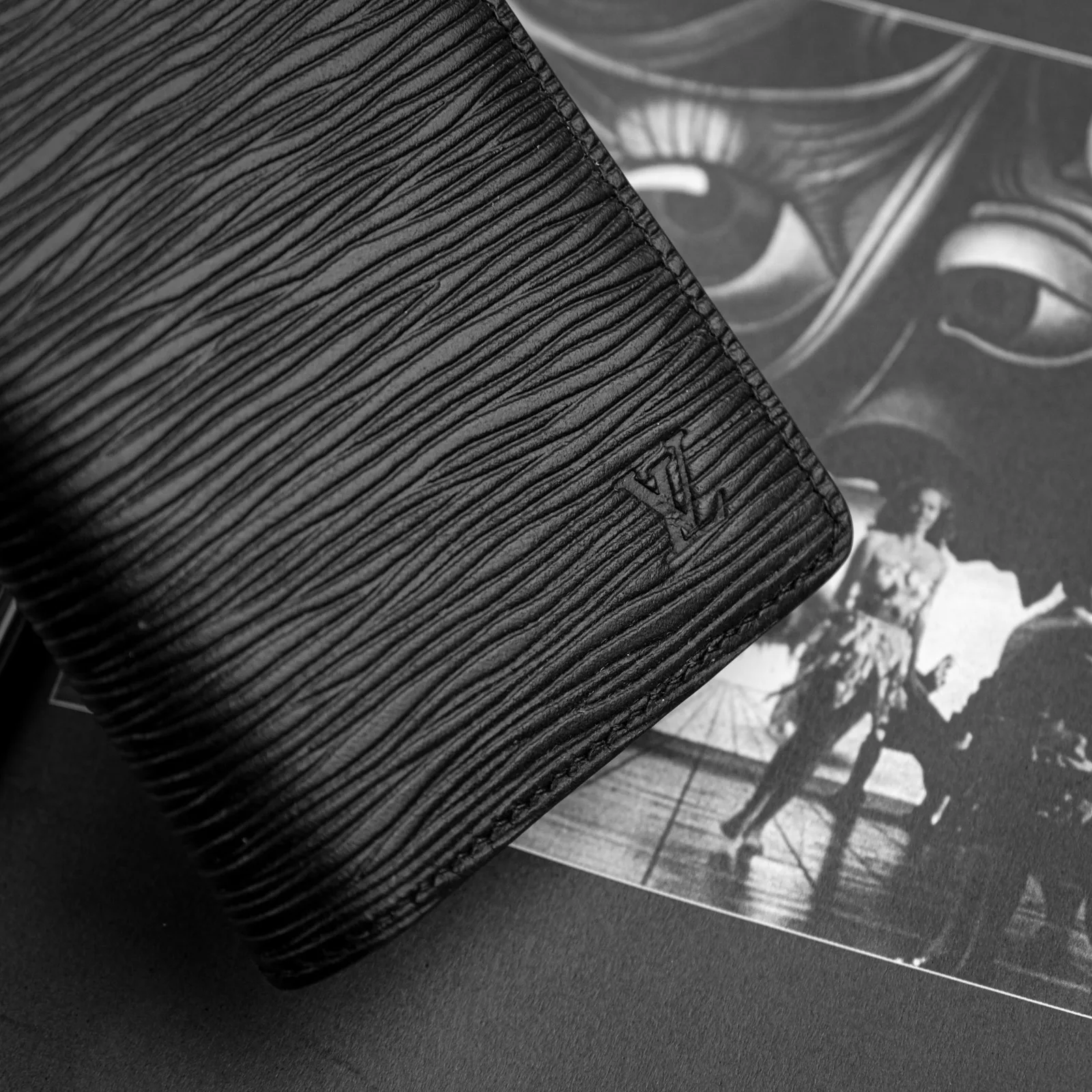 Ảnh Ví thẻ dáng gập đôi da bò vân sóng màu đen - Koi Leather