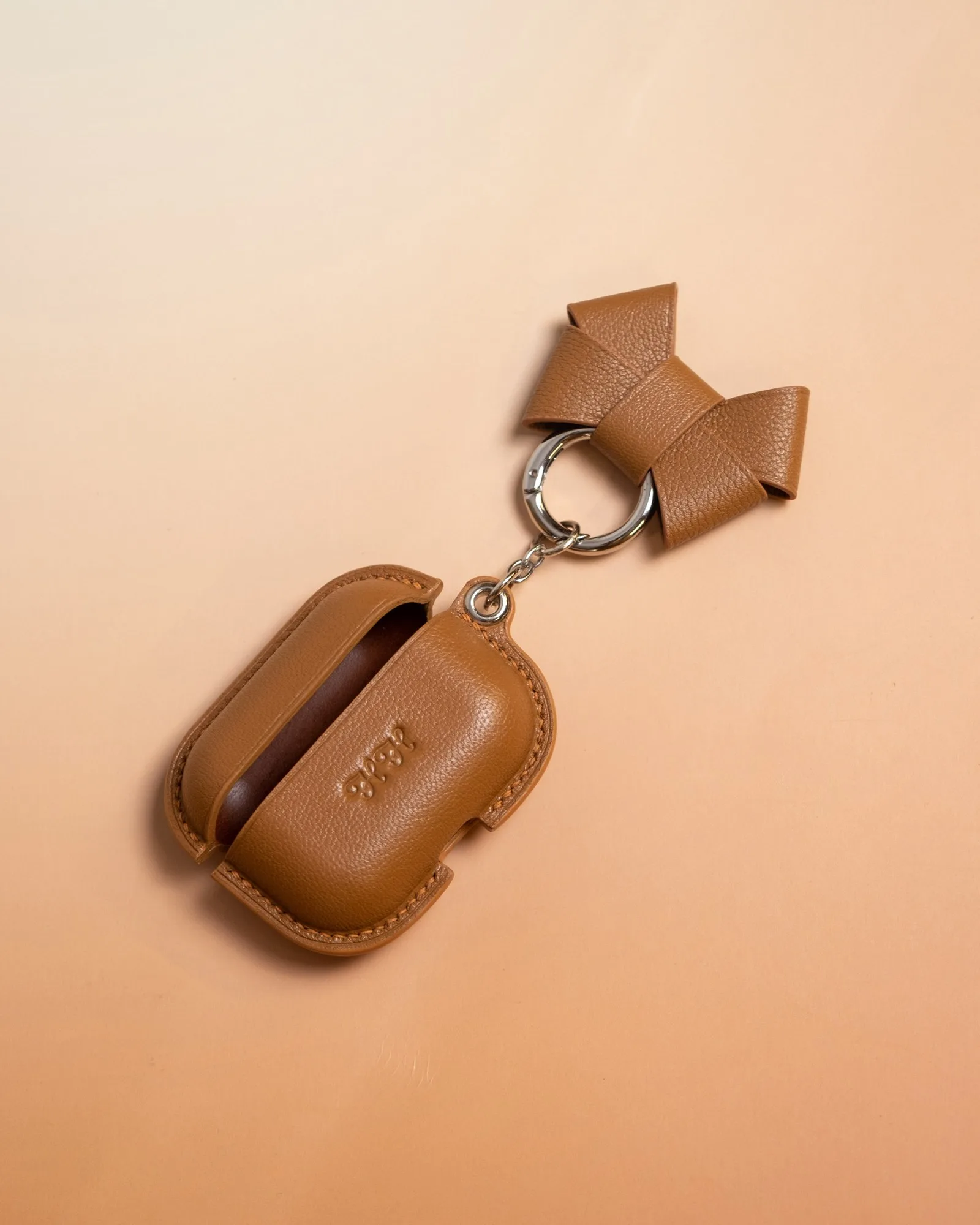 Ảnh Studio Bao da tai nghe AirPods màu vàng bò kèm charm nơ - Koi Leather