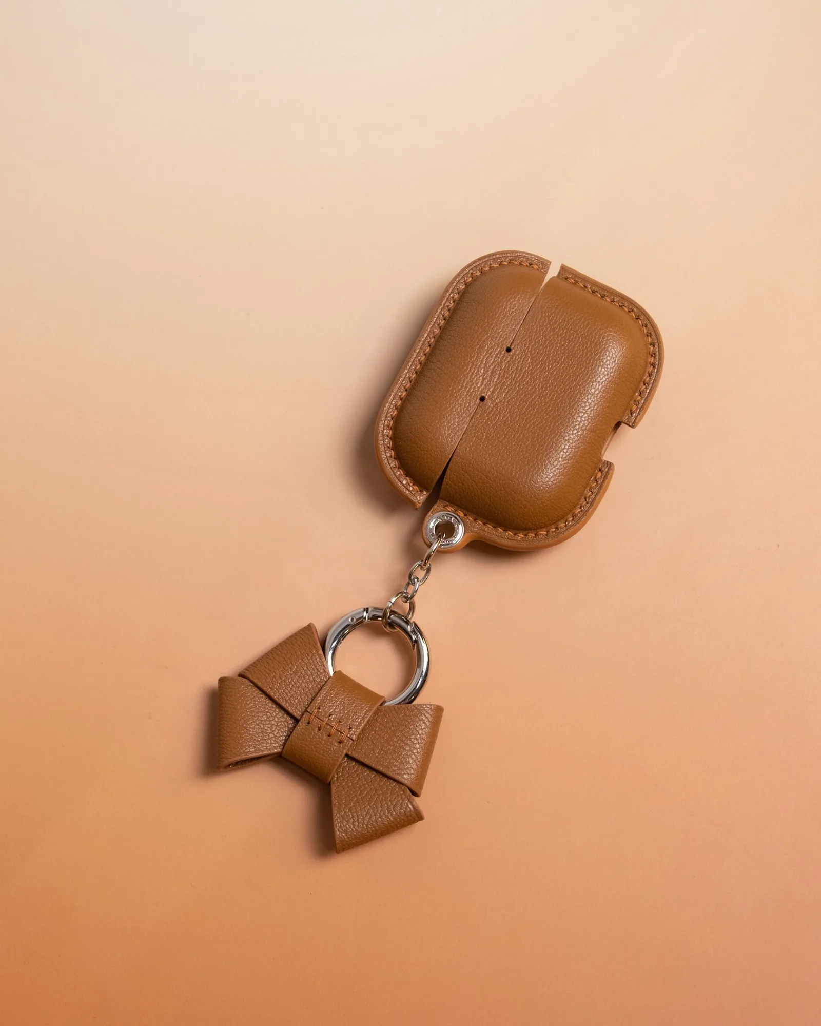 Ảnh Studio Bao da tai nghe AirPods màu vàng bò kèm charm nơ - Koi Leather