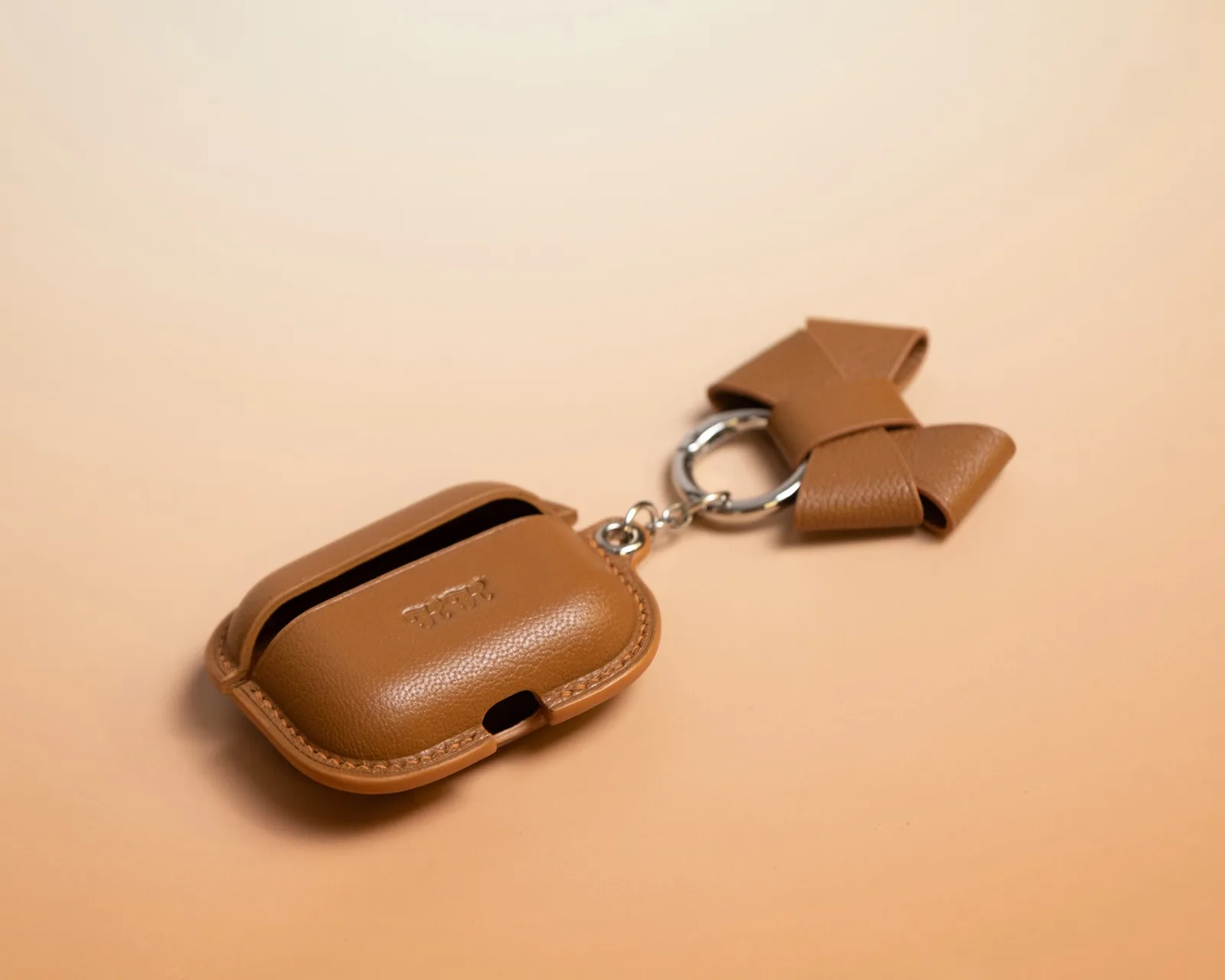 Ảnh Studio Bao da tai nghe AirPods màu vàng bò kèm charm nơ - Koi Leather