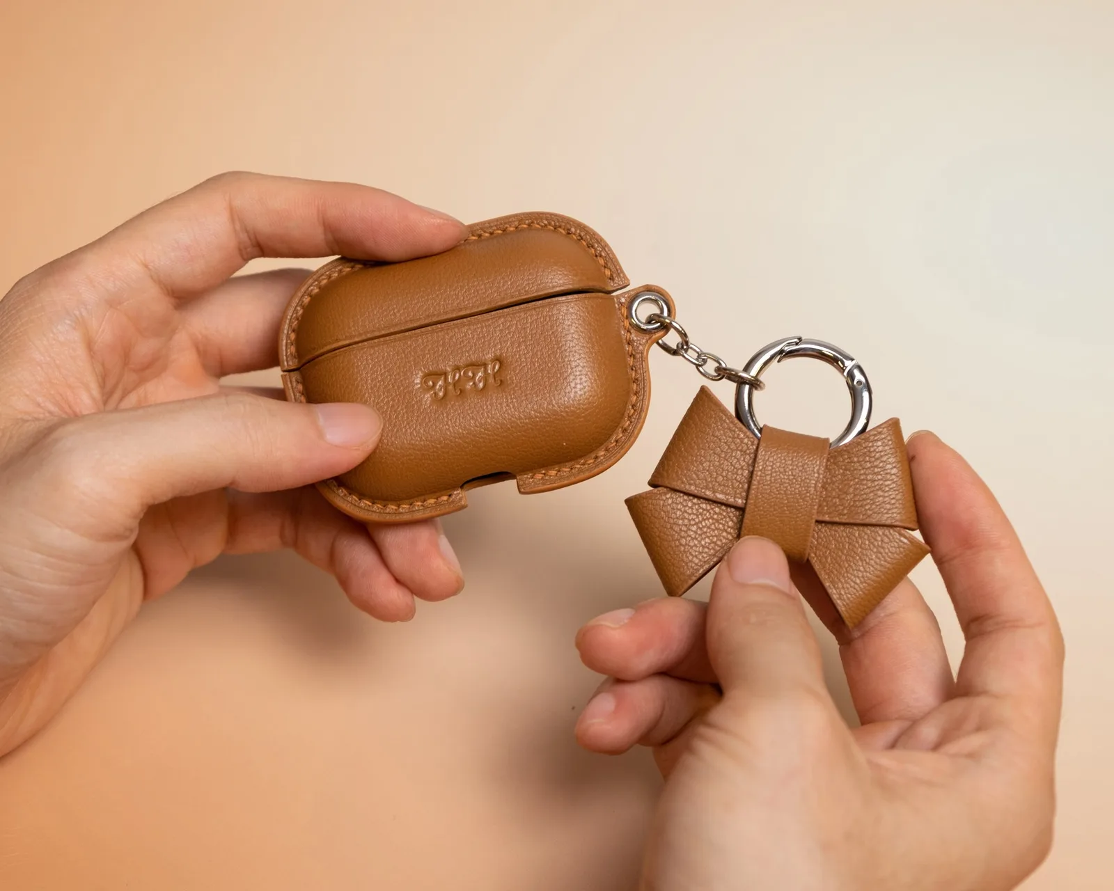 Ảnh Lifestyle Bao da tai nghe AirPods màu vàng bò kèm charm nơ - Koi Leather
