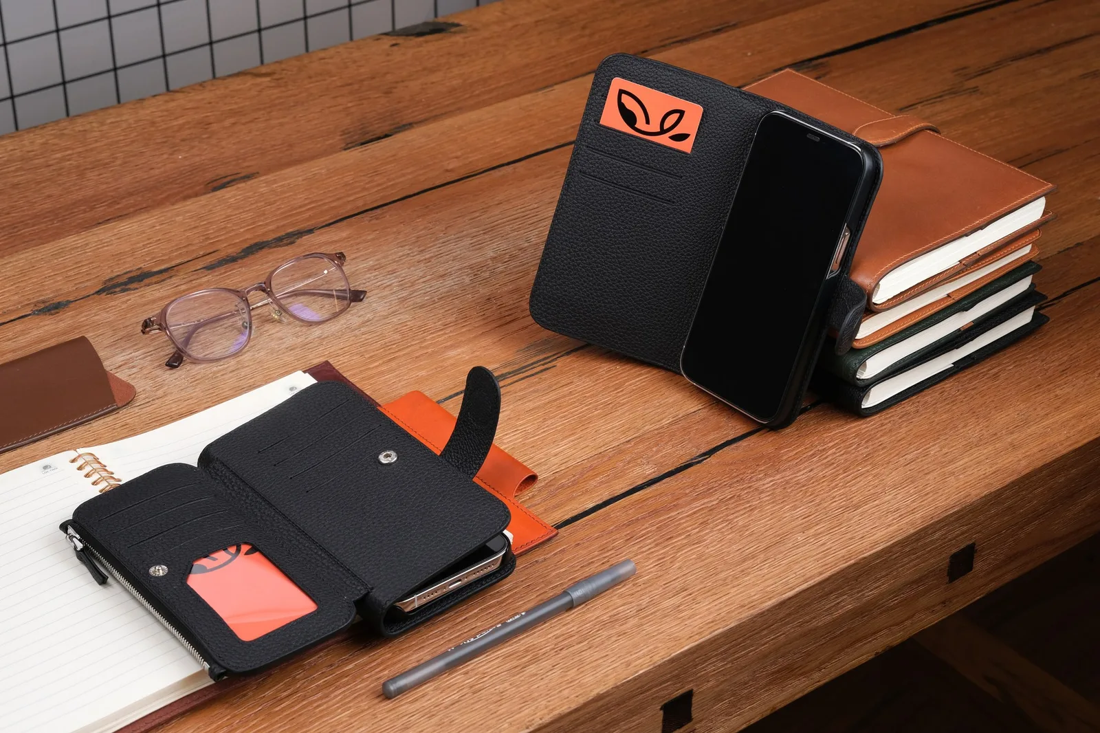 Ảnh Lifestyle Bao da điện thoại kiêm ví đa năng da bò hạt màu đen - Koi Leather