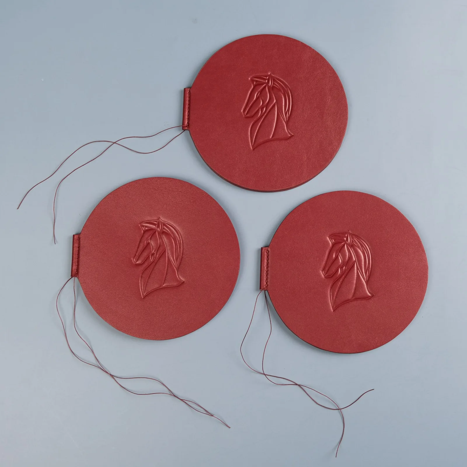 Ảnh Studio Bìa thiệp cưới da dáng tròn màu đỏ dập nổi họa tiết - Koi Leather