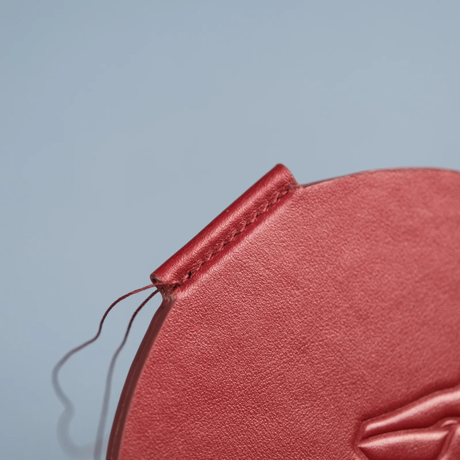 Ảnh Studio Bìa thiệp cưới da dáng tròn màu đỏ dập nổi họa tiết - Koi Leather