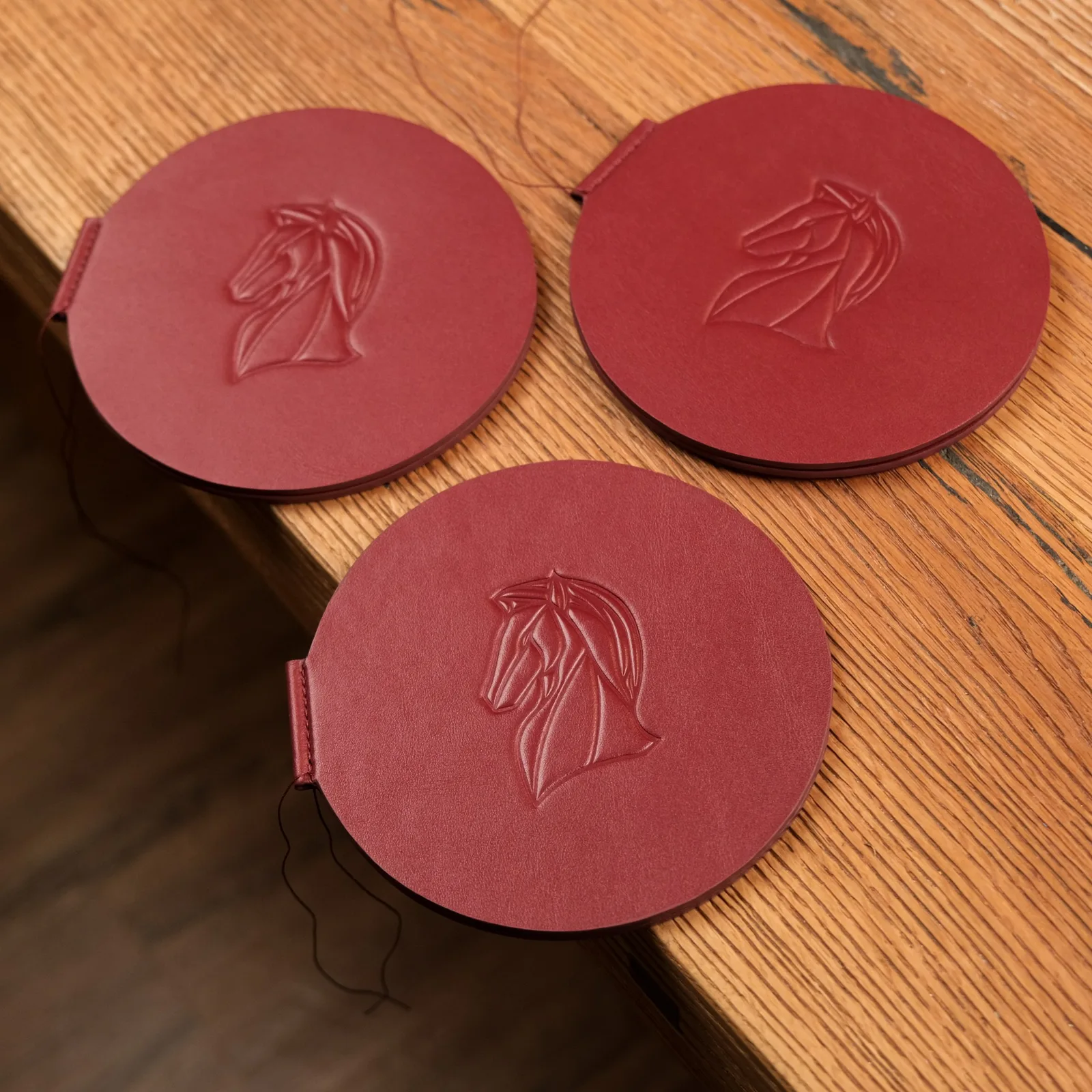 Ảnh Lifestyle Bìa thiệp cưới da dáng tròn màu đỏ dập nổi họa tiết - Koi Leather
